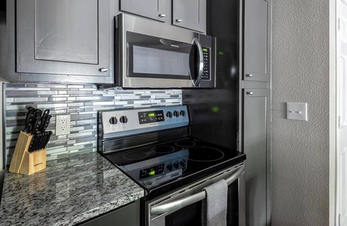 Richmond Apartment | Landing | Stunning 1BD, Pool, Gym