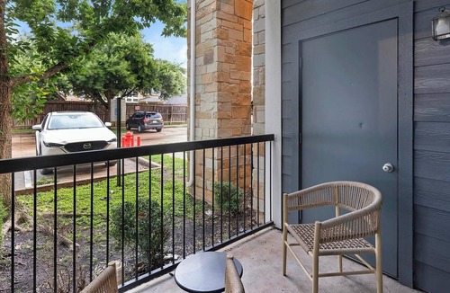Richmond Apartment | Landing | Stunning 1BD, Pool, Gym