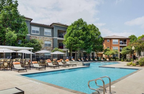 Richmond Apartment | Landing | Stunning 1BD, Pool, Gym