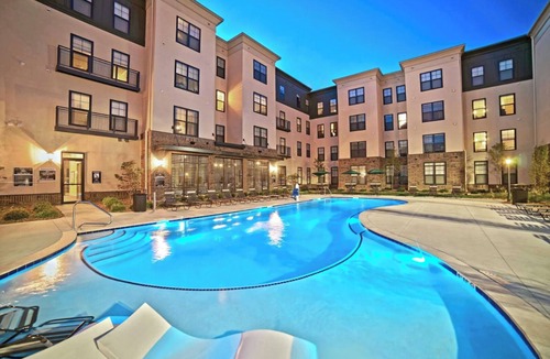 Central West End Apartment | Landing | Stunning 1BD, Pool, Gym