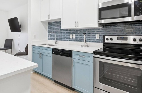 Eden Apartment | Landing | Stunning 1BD, Pool, Gym