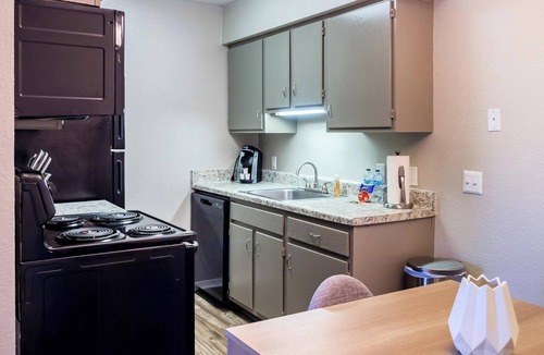 South Tulsa Apartment | Landing | Stunning 1BD, Pool, Clubhouse