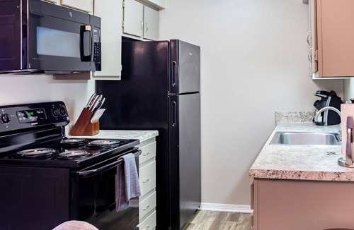 South Tulsa Apartment | Landing | Stunning 1BD, Pool, Clubhouse