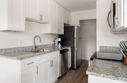 DeSoto Apartment | Landing | Stunning 1BD, Tennis Court, Pool