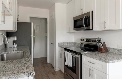 DeSoto Apartment | Landing | Stunning 1BD, Tennis Court, Pool