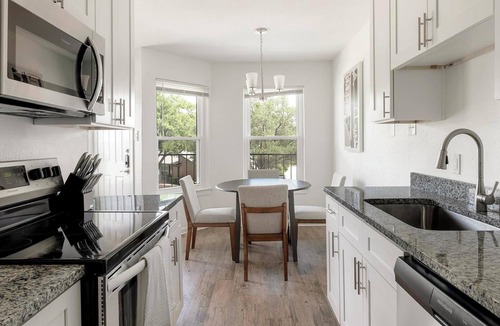 DeSoto Apartment | Landing | Stunning 1BD, Tennis Court, Pool