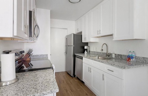 DeSoto Apartment | Landing | Stunning 1BD, Tennis Court, Pool