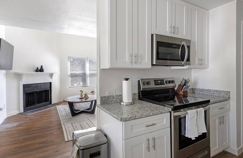 DeSoto Apartment | Landing | Stunning 1BD, Tennis Court, Pool