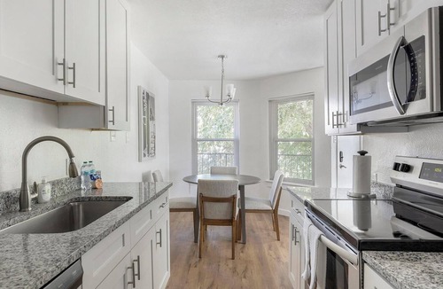 DeSoto Apartment | Landing | Stunning 1BD, Tennis Court, Pool