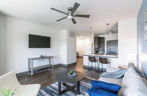 Hurstbourne Apartment | Landing | Stunning 1BD, Gym, Clubhouse