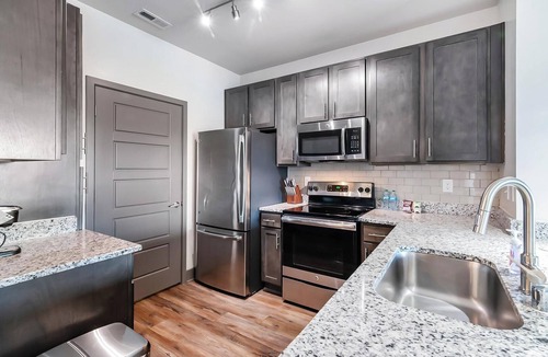 Hurstbourne Apartment | Landing | Stunning 1BD, Gym, Clubhouse