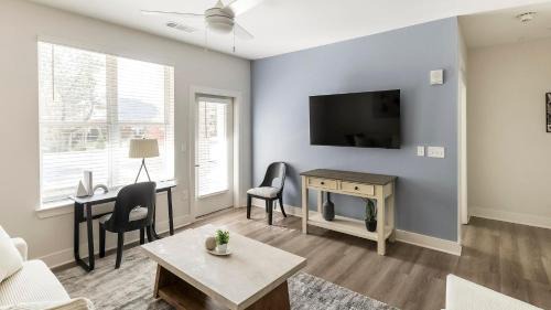 Belle Mina Apartment | Landing Stunning 1BD Yoga Studio Courtyard