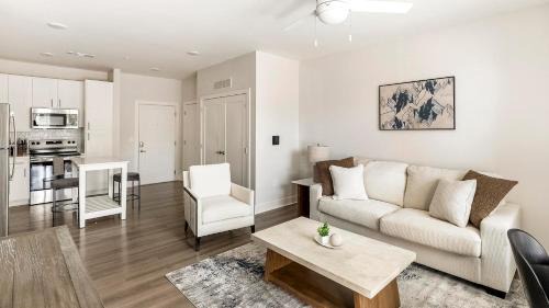 Belle Mina Apartment | Landing Stunning 1BD Yoga Studio Courtyard
