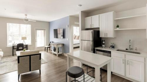 Belle Mina Apartment | Landing Stunning 1BD Yoga Studio Courtyard