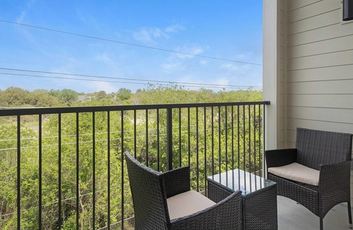 Addicks Apartment | Landing | Stunning 1BD, Yoga Studio, Gym