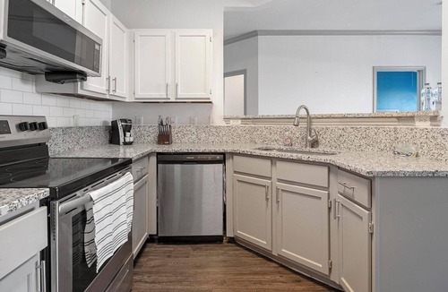 Stone Oak Apartment | Landing | Stunning 2BD, Gym
