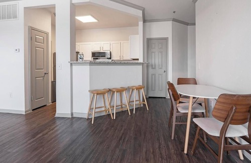 Stone Oak Apartment | Landing | Stunning 2BD, Gym