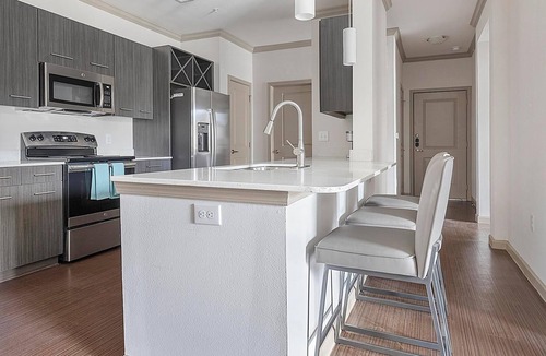 Wetmore Apartment | Landing | Stunning 2BD, Gym, Yoga Studio