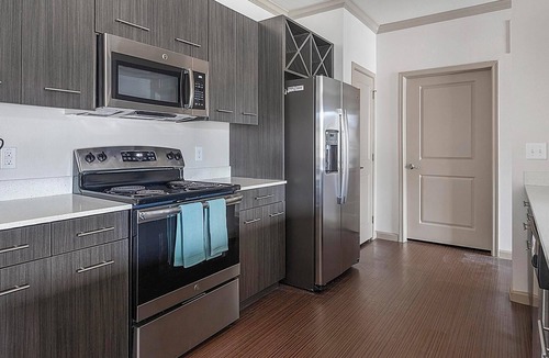 Wetmore Apartment | Landing | Stunning 2BD, Gym, Yoga Studio