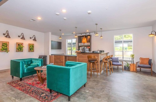 Springfield Apartment | Landing | Stunning 2BD, Courtyard