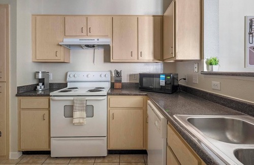 Southbelt/Ellington Apartment | Landing | Stunning 2BD, Clubhouse, Pool