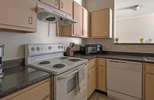 Southbelt/Ellington Apartment | Landing | Stunning 2BD, Clubhouse, Pool