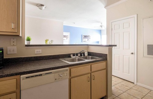 Southbelt/Ellington Apartment | Landing | Stunning 2BD, Clubhouse, Pool