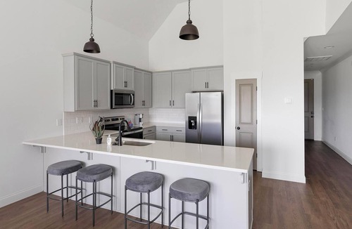 Athens Apartment | Landing | Stunning 2BD, Clubhouse, Gym