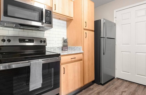 Eureka Apartment | Landing | Stunning 2BD, Clubhouse, Gym