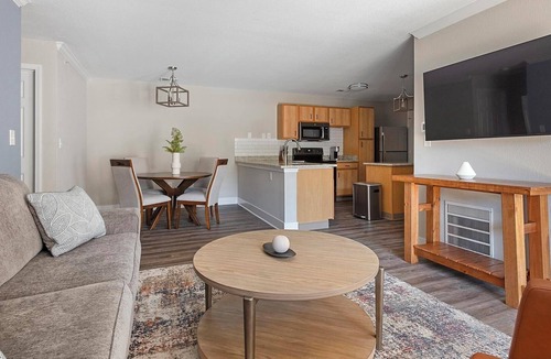 Eureka Apartment | Landing | Stunning 2BD, Clubhouse, Pool