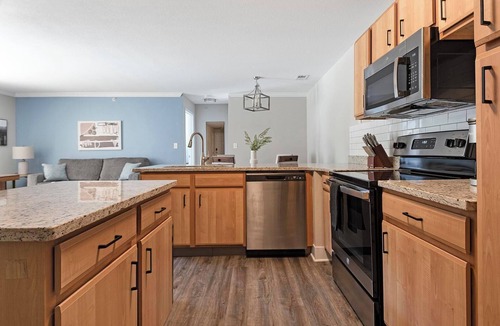 Eureka Apartment | Landing | Stunning 2BD, Clubhouse, Pool