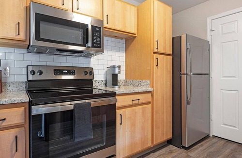 Eureka Apartment | Landing | Stunning 2BD, Clubhouse, Pool