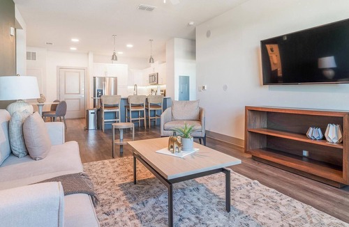 Sanford Apartment | Landing | Stunning 2BD, Courtyard, Gym