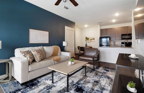 Lockhart Apartment | Landing | Stunning 2BD, Gym, Pool