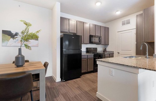 Lockhart Apartment | Landing | Stunning 2BD, Gym, Pool