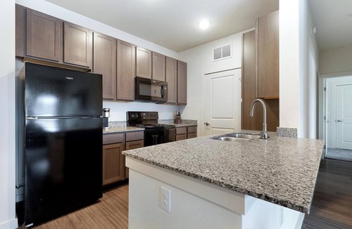 Lockhart Apartment | Landing | Stunning 2BD, Gym, Pool