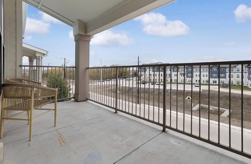 Lockhart Apartment | Landing | Stunning 2BD, Gym, Pool
