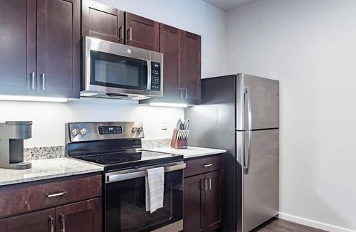 Greenwich Apartment | Landing | Stunning 2BD, Game Room, Gym