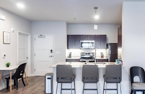 Greenwich Apartment | Landing | Stunning 2BD, Game Room, Gym
