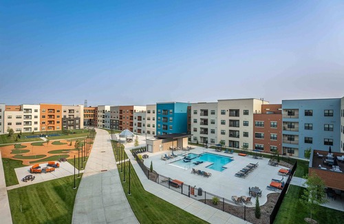 Greenwich Apartment | Landing | Stunning 2BD, Game Room, Gym