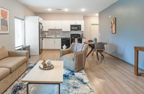 Pinch District Apartment | Landing | Stunning 2BD, Gym, Rooftop Lounge