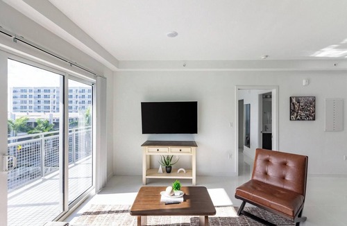 Naranja Apartment | Landing | Stunning 2BD, Gym, Pool