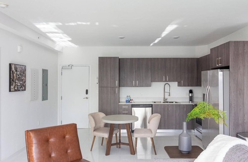 Naranja Apartment | Landing | Stunning 2BD, Gym, Pool