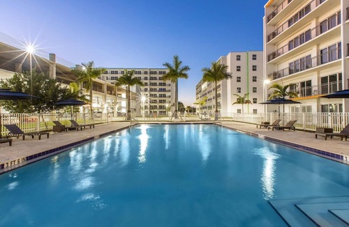Naranja Apartment | Landing | Stunning 2BD, Gym, Pool