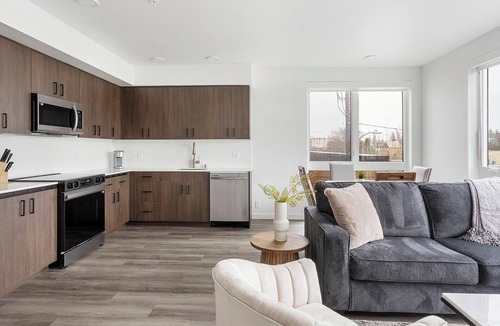 Crown Hill Apartment | Landing | Stunning 2BD, Gym