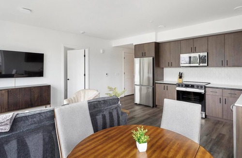 Crown Hill Apartment | Landing | Stunning 2BD, Gym