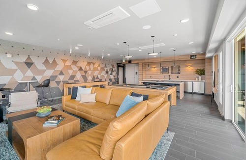 Crown Hill Apartment | Landing | Stunning 2BD, Gym