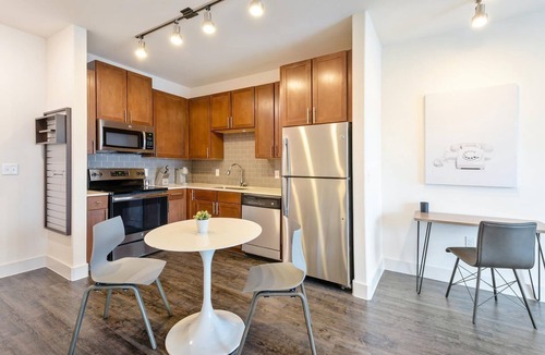West Oak Hill Apartment | Landing | Stunning 2BD, Gym