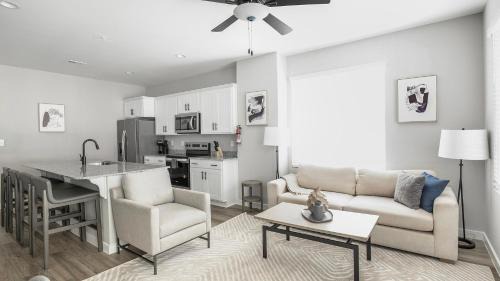 Madison Apartment | Landing Stunning 2BD Gym Pool