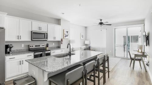 Madison Apartment | Landing Stunning 2BD Gym Pool